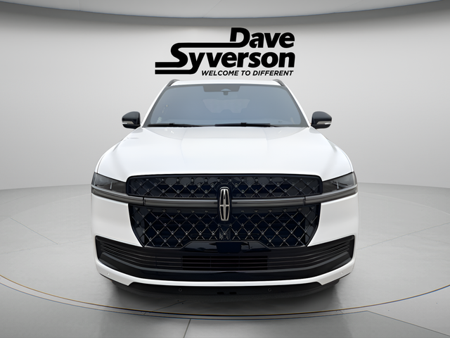2025 Lincoln Navigator — side profile view